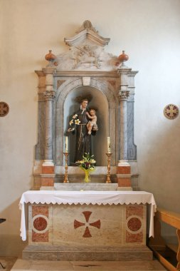 Hırvatistan 'ın Korcula adasındaki Vela Luka' daki Aziz Joseph kilisesinde Padua 'lı Aziz Anthony sunağı