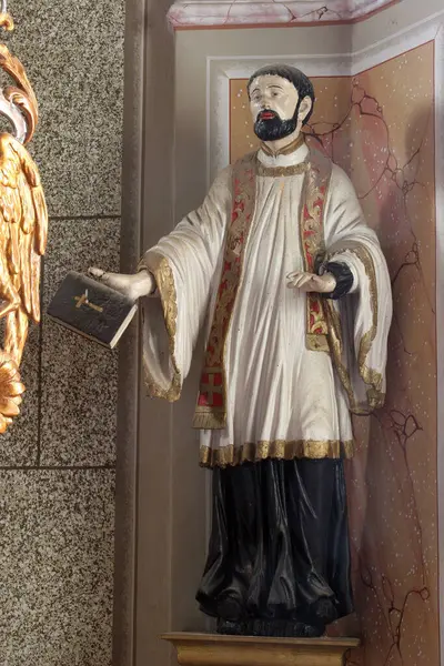 Aziz Aloysius, Hırvatistan 'ın Klenovnik kentindeki Kutsal Üçlü Kilisesi' nde mihrapta heykel