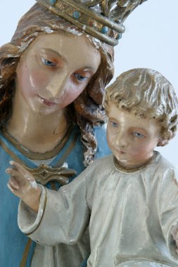 Bakire Meryem ve bebek İsa, Hırvatistan 'ın Brodsko Vinogorje kentinde Bakire Meryem' in Varsayımı kilisesinde heykel