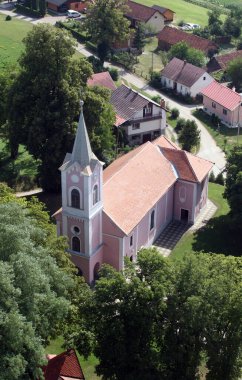 Hırvatistan 'ın Novigrad na Dobri kentinde Bakire Meryem Varsayımı Kilisesi