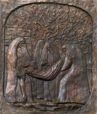 Çarmıhın 14. İstasyonları, İsa mezara kondu ve Hırvatistan 'ın Petrinja kentindeki Aziz Lawrence Kilisesi' nin tütsüsü ile kaplandı.