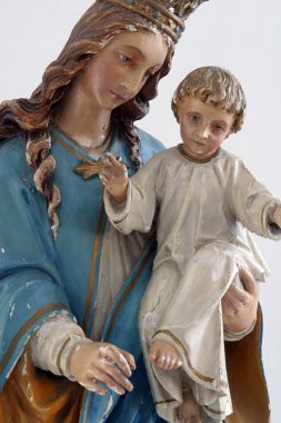 Bakire Meryem ve bebek İsa, Hırvatistan 'ın Brodsko Vinogorje kentinde Bakire Meryem' in Varsayımı kilisesinde heykel