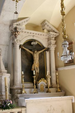 Hırvatistan 'ın Zrnovo kentindeki Aziz Martin Kilisesi' nde Kutsal Haç sunağı