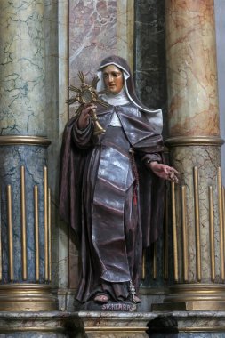 Assisi 'li Aziz Clare, Hırvatistan' ın Slavonski Brod kentindeki Fransisken Kutsal Üçlü Kilisesi 'nde Meryem Ana' nın mihrabında heykel.