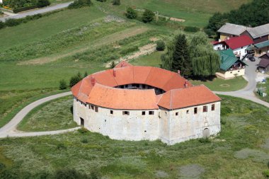 Ribnik eski kasaba kalesi, Hırvatistan 'ın on üçüncü yüzyıldaki düşmanlarına karşı savunma olarak kullanıldı