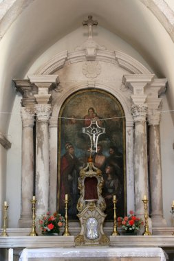 Hırvatistan 'ın Korcula adasının Pupnat kentindeki Karların Hanımefendisi Kilisesi' nin ana mihrabı.