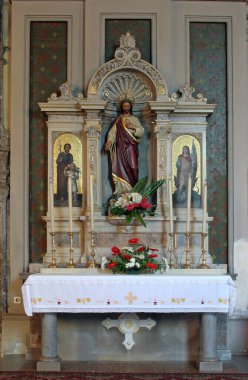 Hırvatistan 'ın Karlovac kentindeki Kutsal Üçlü Kilisesi' nde İsa 'nın Kutsal Kalbinin sunağı