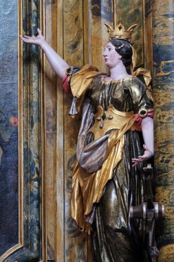 Hırvatistan 'ın Kotari kentindeki Aziz Leonard Kilisesi' ndeki Aziz Mary sunağında İskenderiyeli Aziz Catherine 'in heykeli.