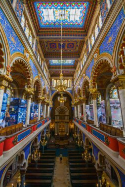 Kemerli yürüyüş yolları, dekoratif sütunlar, asılı lambalar ve boyalı camlarla dolu yüksek bir tavan, zengin dokular ve mimari detaylar, Kudüs sinagogu, Kudüs sinagogu,