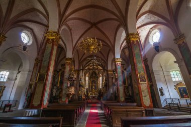 Hareketli bir gündüz görüntüsü, hareketli şehir manzarasında gün ışığının ve gölgenin dinamik etkileşimini yakalıyor. Yükselen gökdelenler yan yana geliyor.