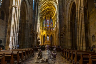 Görüntü Gotik bir katedralin geniş iç mekanını tasvir ediyor. Yükselen tavanlarını, karmaşık kemerlerini, vitray pencerelerini ve dini heykellerini sergiliyor. Korku ve ihtişam duygusu yaratıyor..