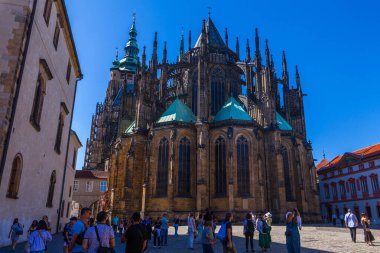 Simetrik cepheli, birden fazla penceresi ve belirgin girişi olan temiz mavi gökyüzüne karşı kurulmuş büyük bir Avrupa sarayı.