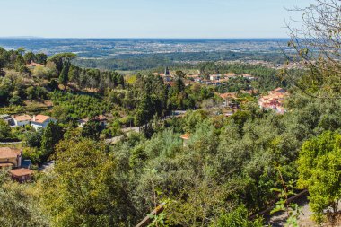 Bir dağın tepesinden güzel bir manzara