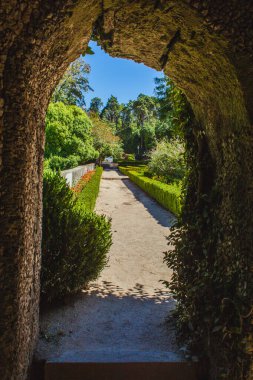 Bir sarayın bahçesindeki pencereden güzel bir manzara