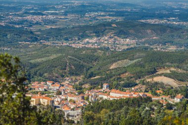 Bir dağın tepesinden güzel bir manzara