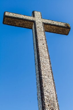 Dağın tepesinde siyah beyaz dekore edilmiş bir haç