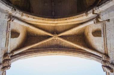 bir ortaçağ manastır kalıntıları 