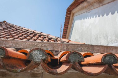 Mavi gökyüzünün önündeki kiremitli çatı