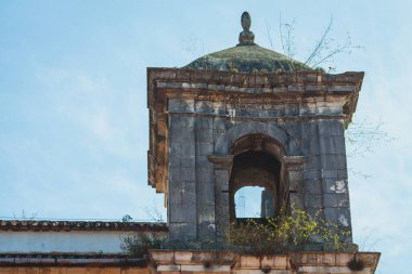 bir su kemerinin eski ortaçağ kulesi