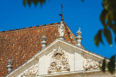 döşenmiş çatı ridge binanın Üniversitesi Coimbra, Portekiz 