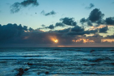 Atlantik Okyanusu üzerinde günbatımında görüntülemek