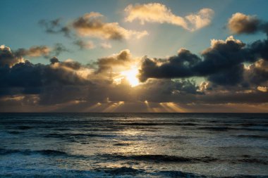 Atlantik Okyanusu üzerinde günbatımında görüntülemek