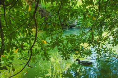 Lizbon 'da günbatımında bir su kemeri istasyonunda.