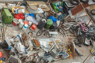 Lizbon 'un çatısındaki hurda deposunun manzarası.