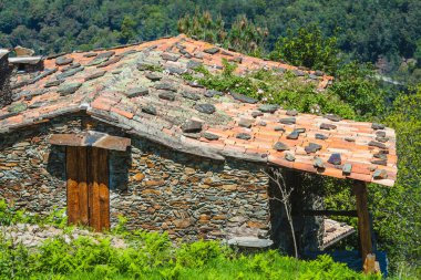 Portekiz 'deki tepede terk edilmiş eski bir kaldırım taşı evi.