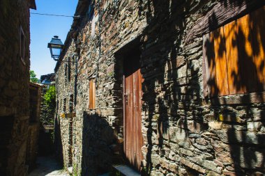 Flagstone evlerinden oluşan eski bir caddenin manzarası