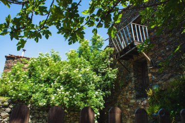 Portekiz 'de eski bir döşeme taşından evin avlusu.