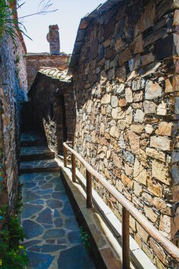 Portekiz 'de eski bir döşeme taşından evin arka bahçesi.