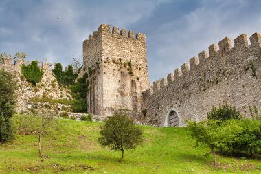 Tepedeki eski bir Portekiz kalesinde güzel bir manzara.