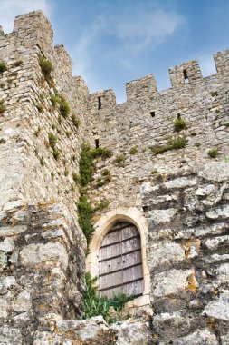 Tepedeki eski bir Portekiz kalesinde güzel bir manzara.