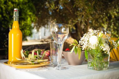zeytin ağaçlarının altında şehir parkında randevu
