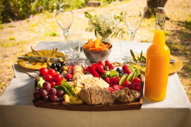 zeytin ağaçlarının altında şehir parkında randevu