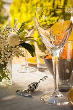 zeytin ağaçlarının altında şehir parkında randevu