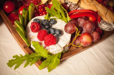 zeytin ağaçlarının altında şehir parkında randevu