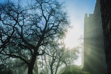 Sisli bir sabahta eski bir ortaçağ Portekiz kalesinin duvarları