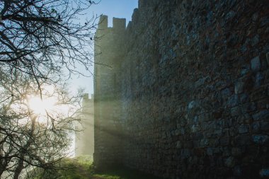 Eski bir ortaçağ Portekiz kale duvarında sisli bir sabah