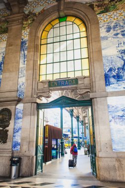 Porto şehrinin demiryolu girişine seramik pano girişi