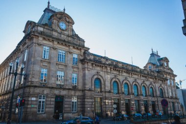 Kulesi olan eski Portekiz Rönesans Binası