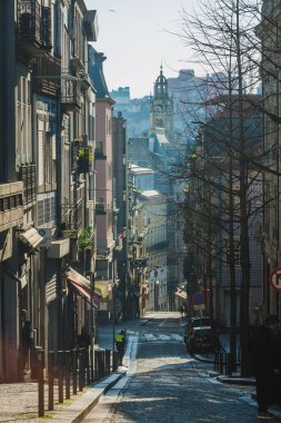 Güneşli bir günde gölgeli bir Porto caddesi.
