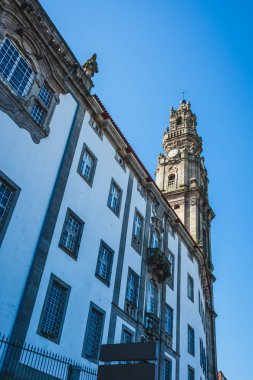 Porto 'nun geleneksel Portekiz kilisesi seramik fayanslarla süslenmiş.