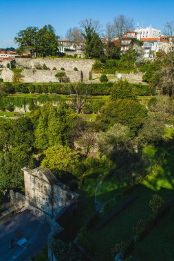 Güneşli bir günde Porto 'nun nehir kıyısındaki bahçe.
