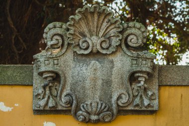 Duvarın gölgesinde taş bir arma