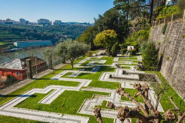 Bahçede çimenli taş duvar