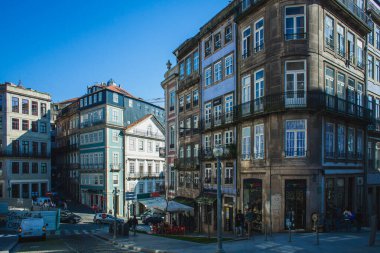Avrupa 'nın renkli, tarihi binalarla dolu büyüleyici bir sokak köşesi, balkonları ve sokak seviyesindeki dükkanları, bölgenin canlı kentsel yaşamını ve mimari güzelliğini yansıtıyor.