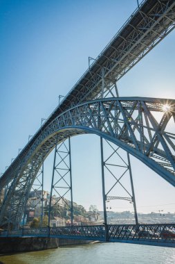 Dom Lus Köprüsü 'nün karmaşık metal yapısına yakın çekim,