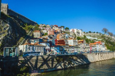 Dom Lus Köprüsü 'nün karmaşık metal yapısına yakın çekim,